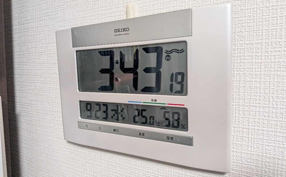 時刻のほか、日付、曜日、気温、室温を大きく表示
