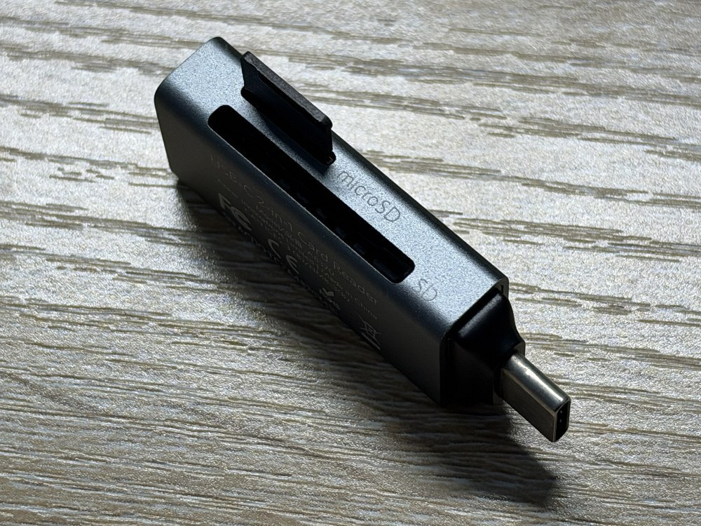 microSDカードを挿した状態