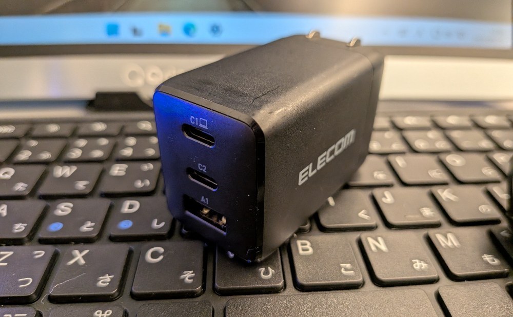 エレコムの67W充電器。ミニPCへの給電は荷が重かった。