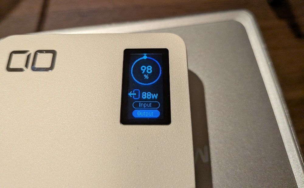 (参考)ミニPCをモバイルバッテリーで動かしているときの供給ワット数(新幹線ではない)。