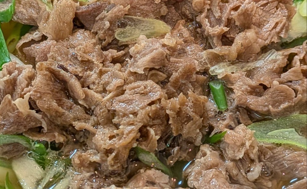 ドッサリ入った肉。甘辛くてうんまい。