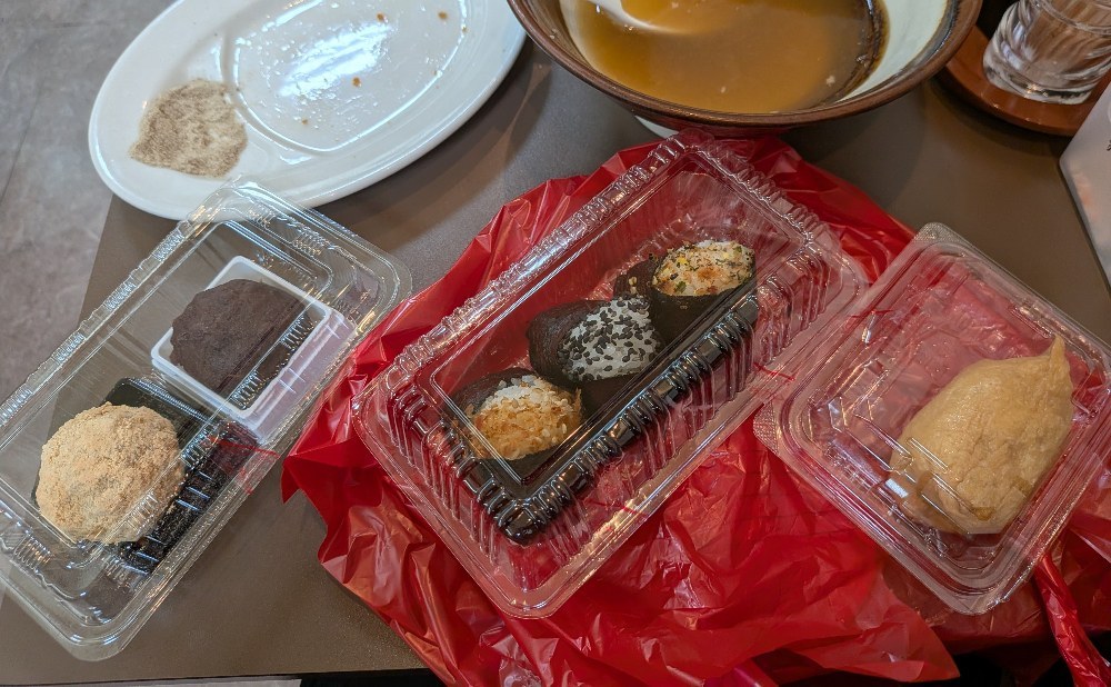 左から、おはぎ(粒あん140円・あん入りきな粉140円)、おにぎり(鮭200円・昆布200円・ツナマヨ200円)、五目いなり170円。