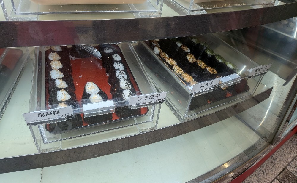 店外のショーケースのおにぎり（梅・昆布・鮭・たらこ）