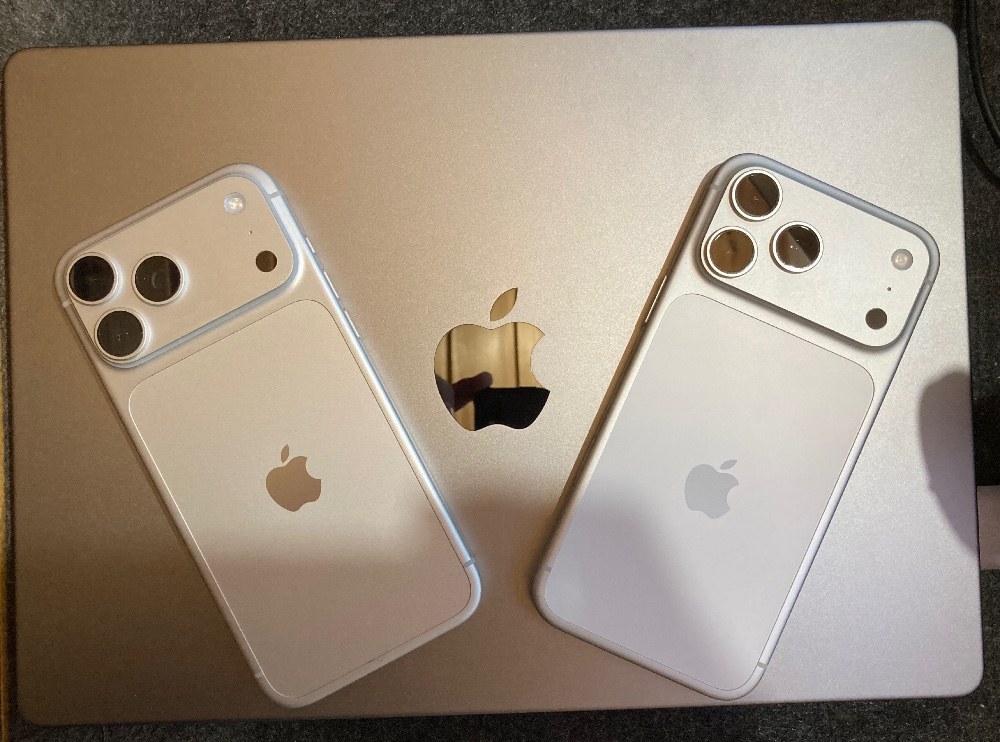 左：iPhone18 Pro Max     右：iPhone17 Pro Max