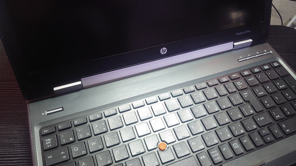 左端に電源ボタン、右端には左から順に無線LANオン/オフボタン、ミュートボタン、Webブラウザーボタン