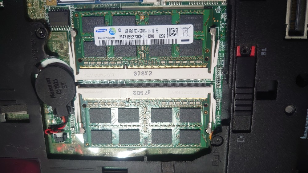 信頼のサムスンメモリ、残りの2つの端子はキーボード裏にあった気がする