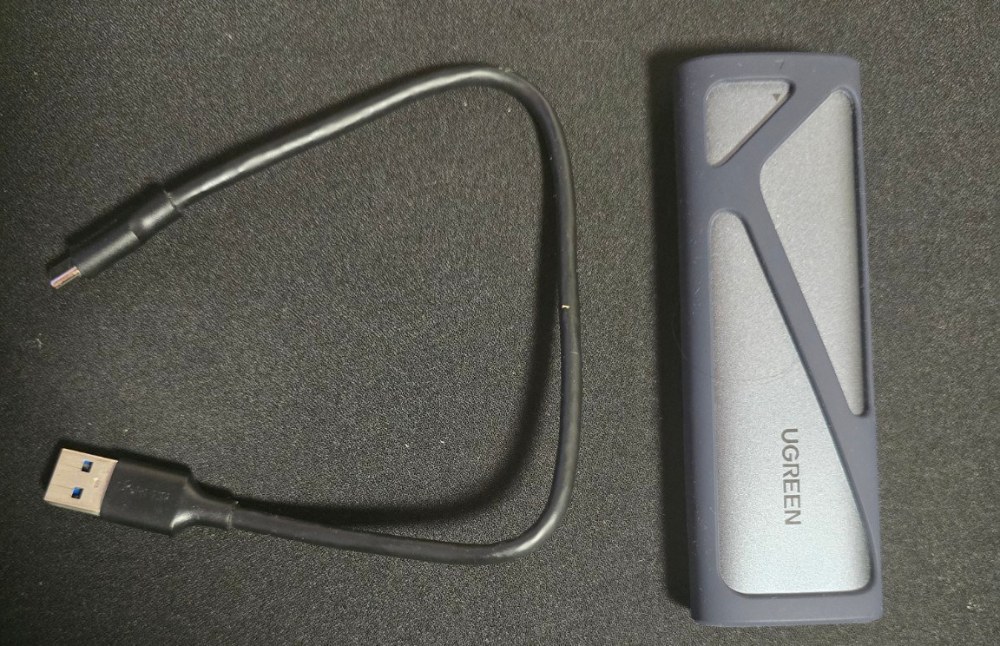 本体と付属品のケーブル