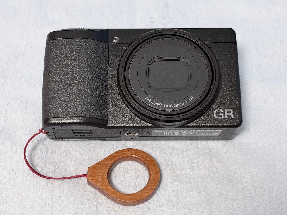 私はGR IIIにつけています