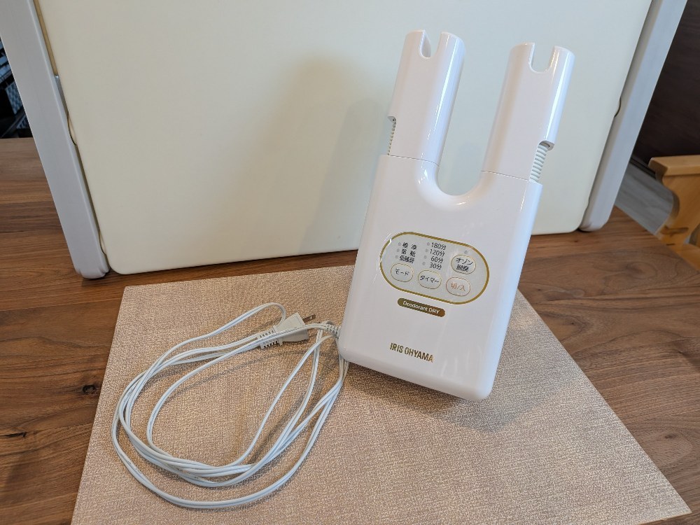 アイリスオーヤマの脱臭くつ乾燥機、SD-C2-Wカラリエ