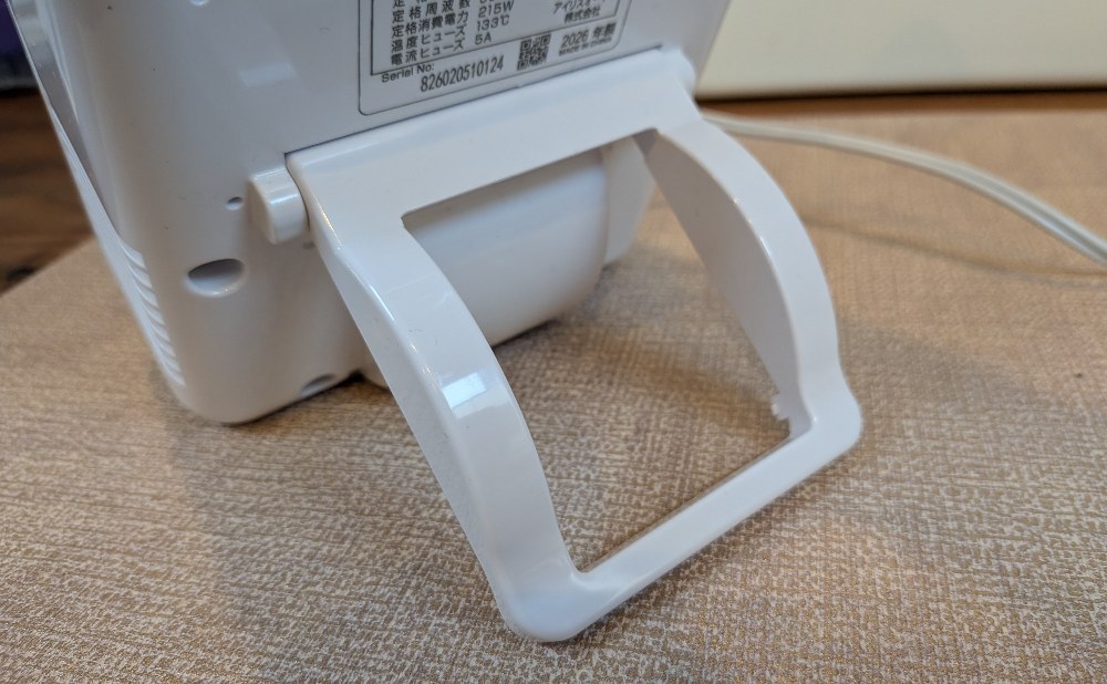 背面のスタンド。展開すると立てて使える。