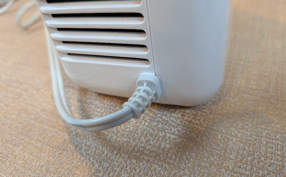 電源コードの根本部分。着脱式だったら良かったのに…。