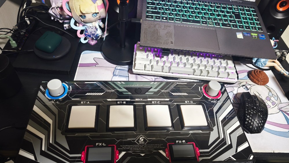 机を埋め尽くすアケコン