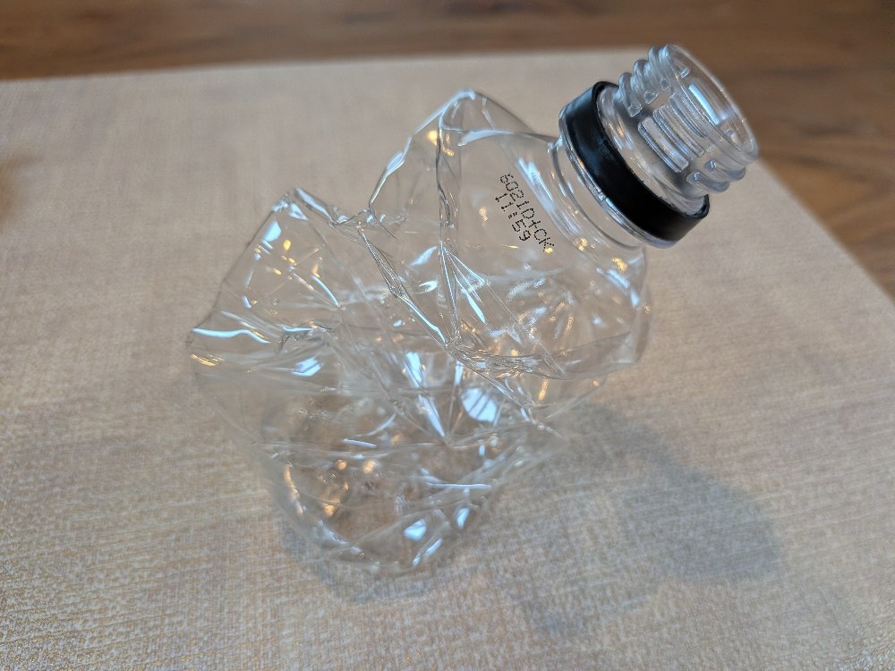 潰したあとに膨らんでくるペットボトル