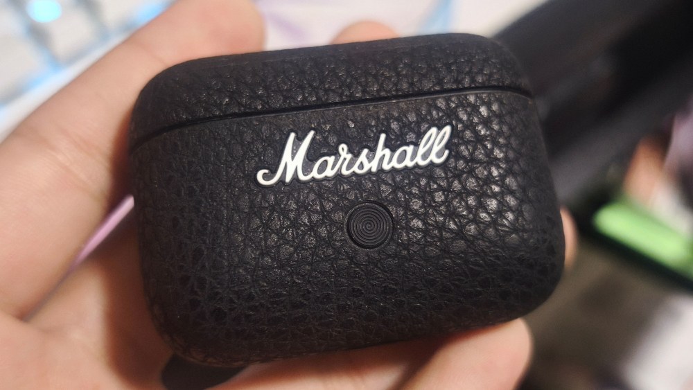 ケースの真ん中に『Marshall』の刻印