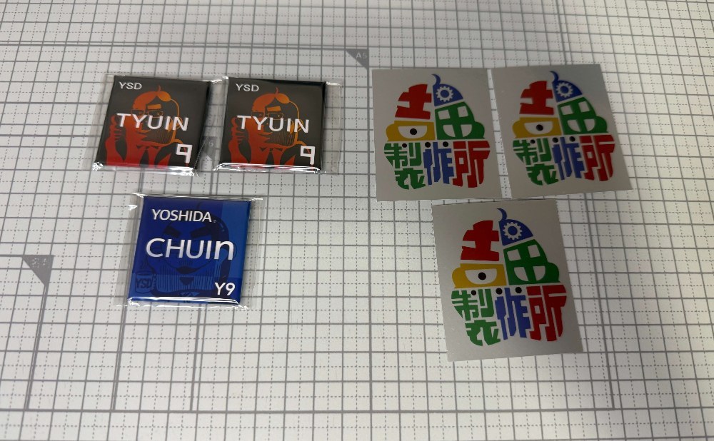 この写真だとステッカーが暗いですが、実際は光沢があり発色もよいです。(後の写真参照)