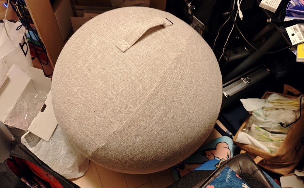 そして汚いデスク前に…