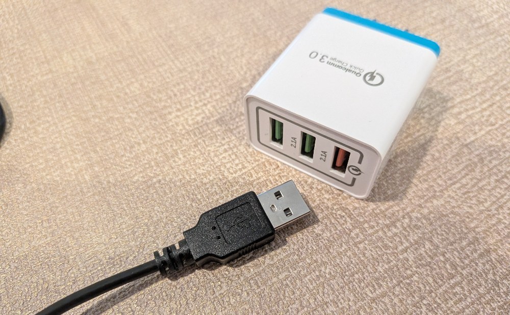 電源はUSB-A。捨てかけていた古いUSB-A充電器を使用。
