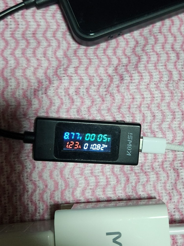 この白い充電器はもうちょい下でレビューしますよ