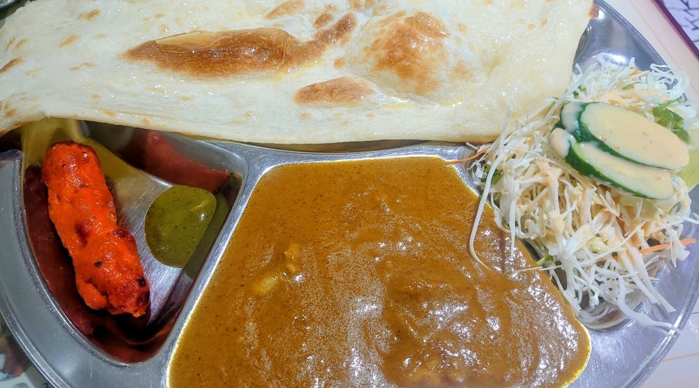 大体1000円前後のランチカレー、ここにさらに少しスープとかあります、プラス100円でラッシーもつく!
