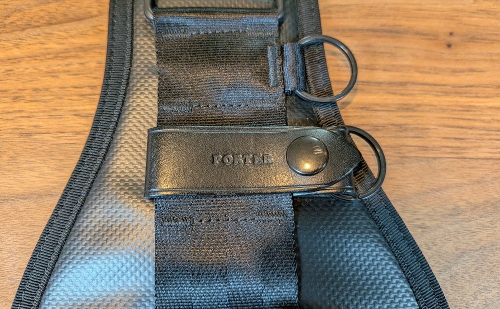 PORTERロゴが入った革製キーホルダー