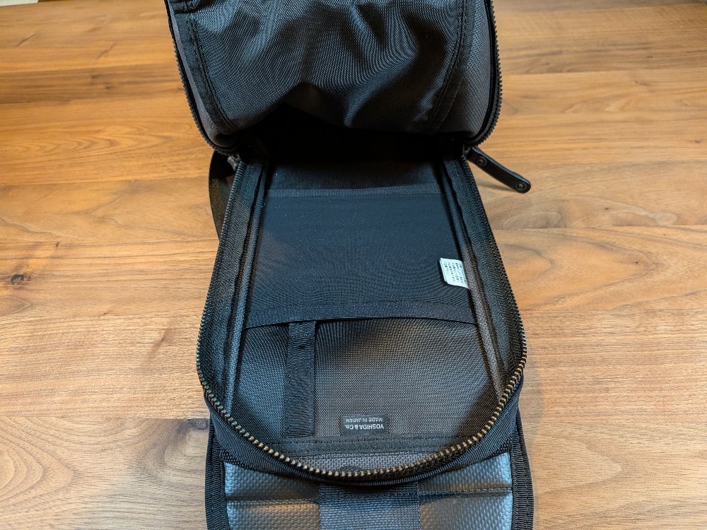メインの収納部分。ガバっと開きます。
