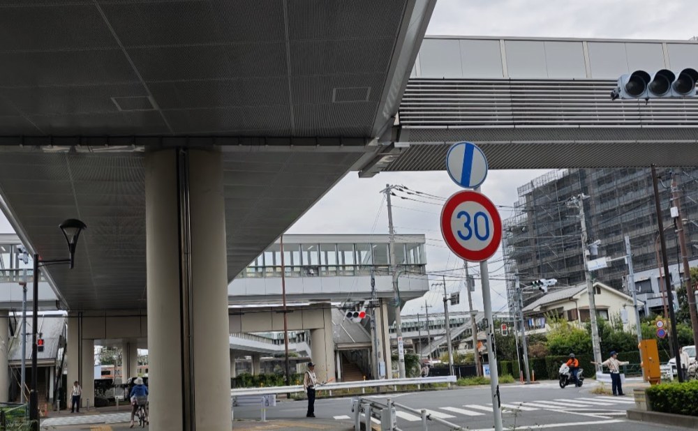 空中歩道を歩いていけば雨に濡れることもなく競馬場にたどり着きます