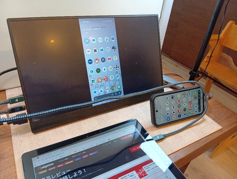 USB-CとHDMI両方をつないでおき、適宜切替えも可能。画像はHDMI（スマホ）入力。