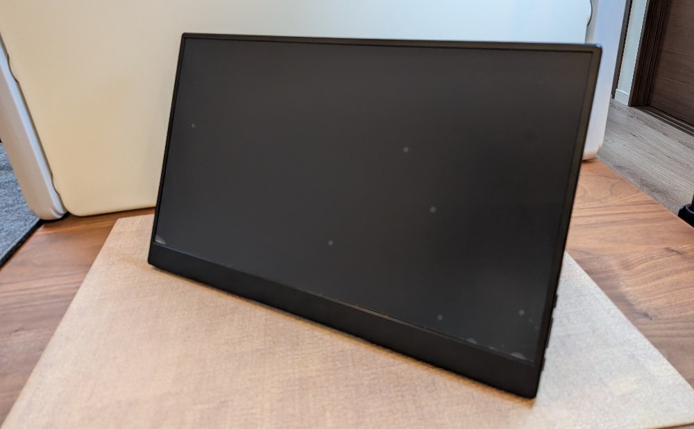 アイリスオーヤマのモバイルモニター、DP-FF-164U-Bベゼルは結構細いと思います。