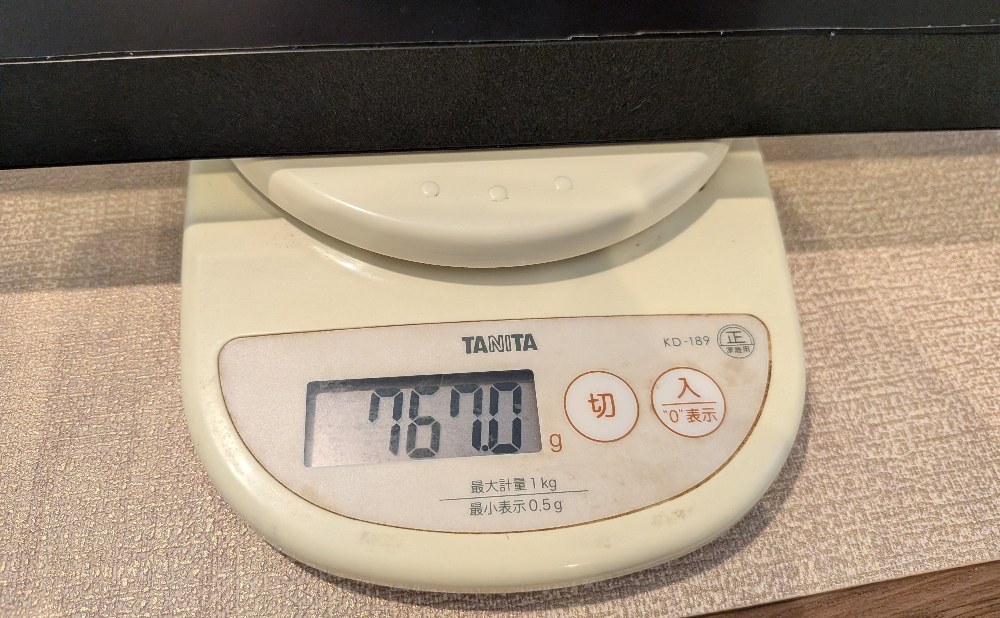 重さはフィルム込で767g