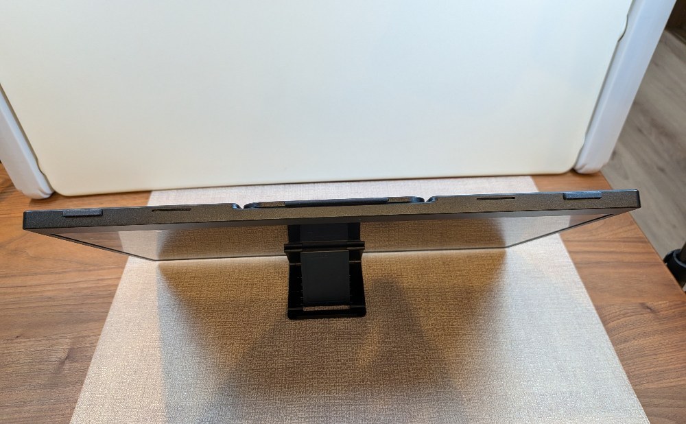 底部の滑り止めゴムとスピーカー穴