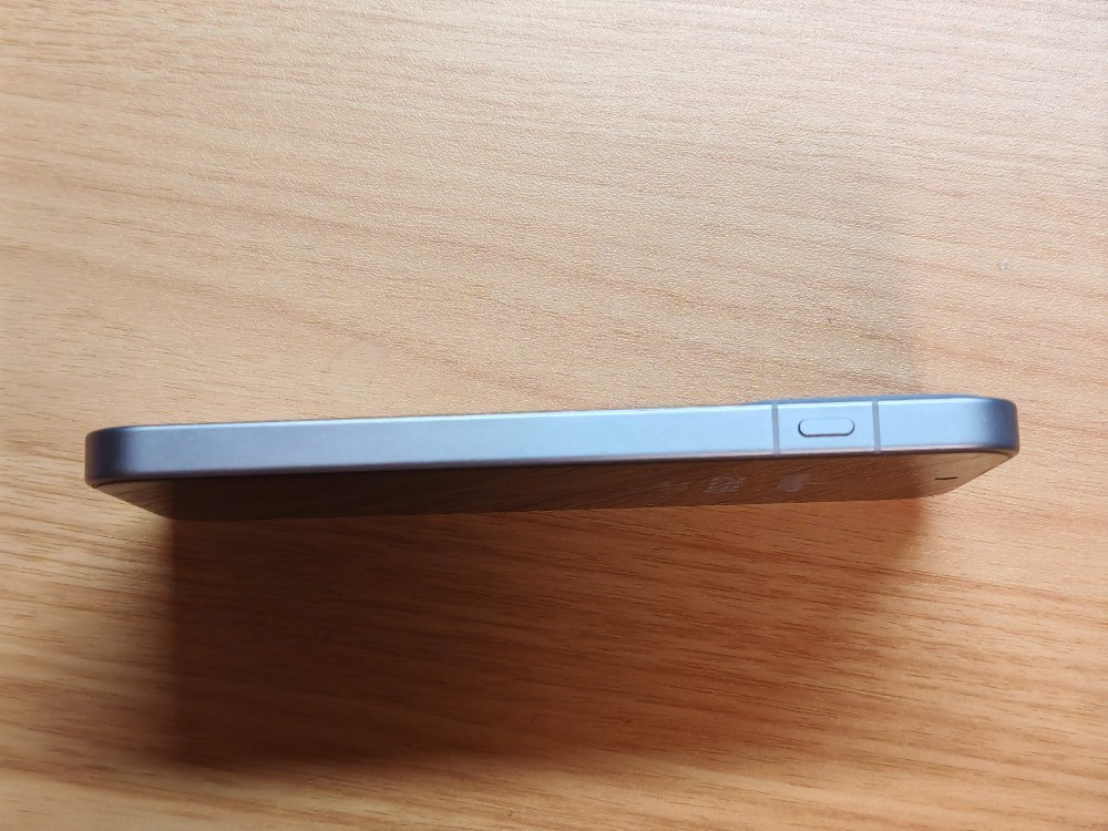 左側面。iPhoneと同様のショートカットボタンがある。