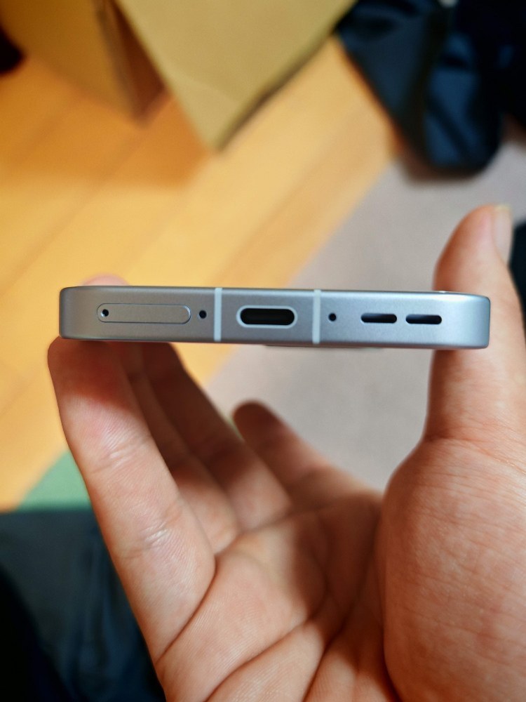 下側面。Simスロット、USB-C、マイク、スピーカーがある。
