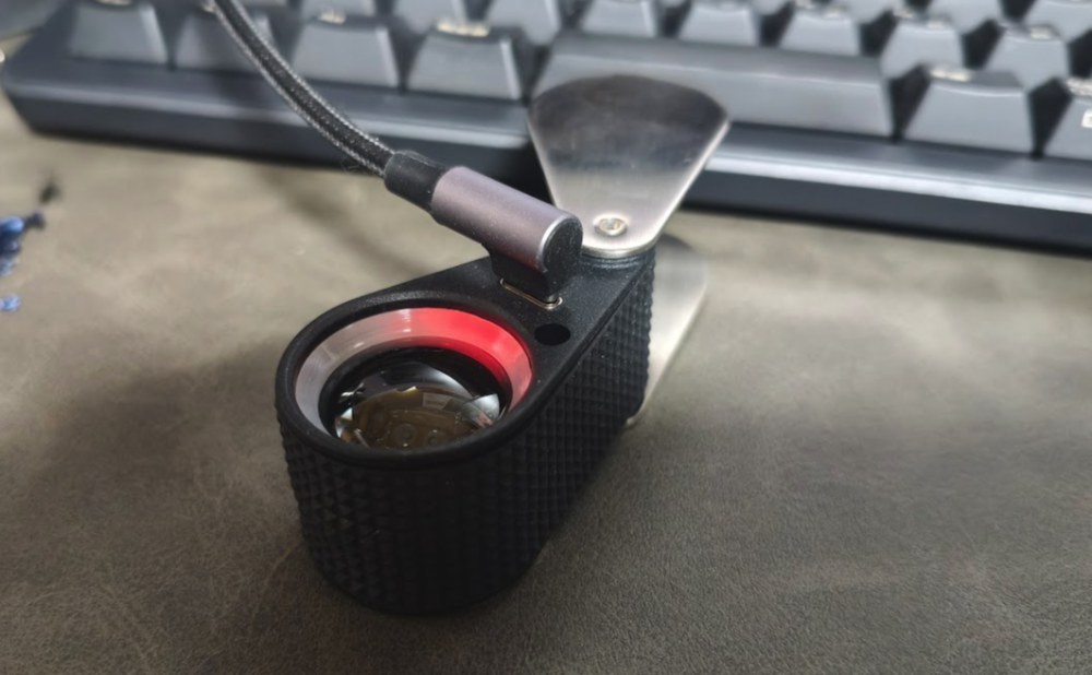 充電時は充電端子側が光ります。