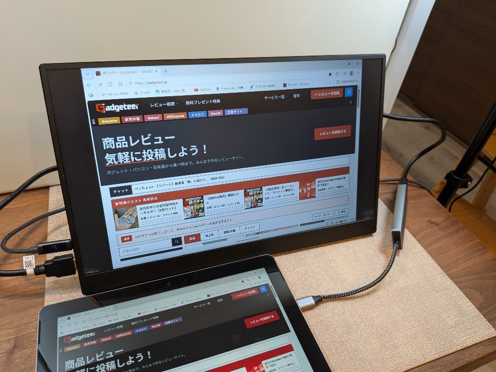 HDMIで接続。別途USB-Cでの給電が必要。