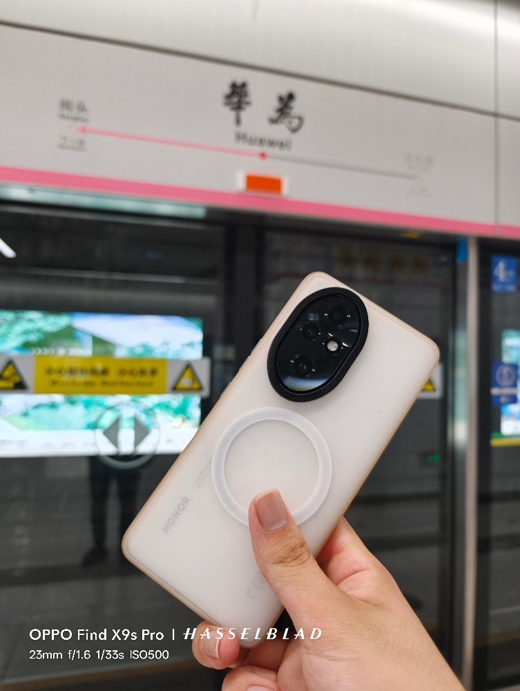 深圳地下鉄のファーウェイ駅 with Honor(広角1倍)