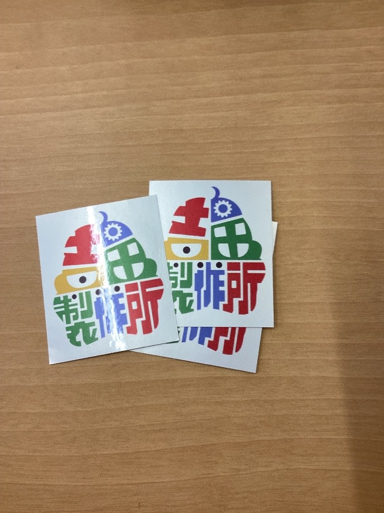 カラフルだからちょっと目立つところには貼れないけど自分しか見ないところに使う分には、結構面白いデザインよね…