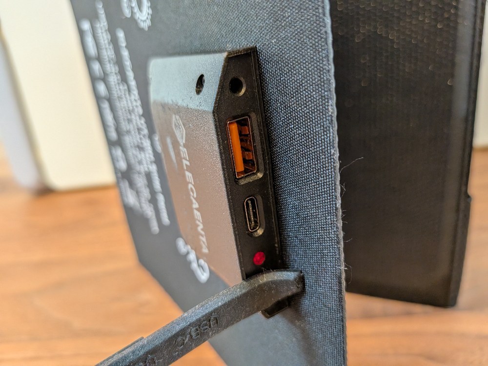 カバーを外すと、USB-A端子・USB-C端子・LED