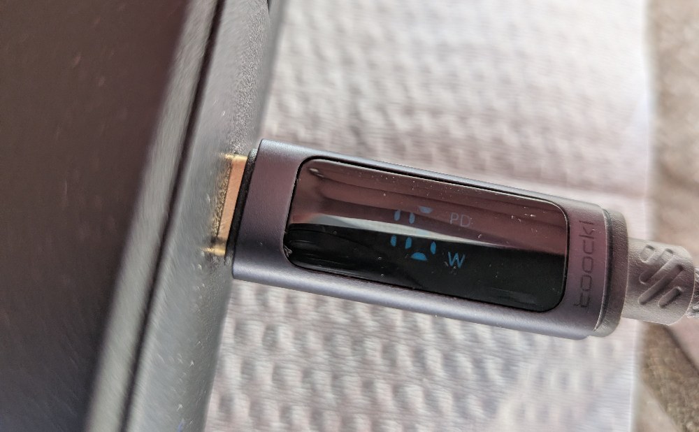 見えにくいですが、16Wで充電！