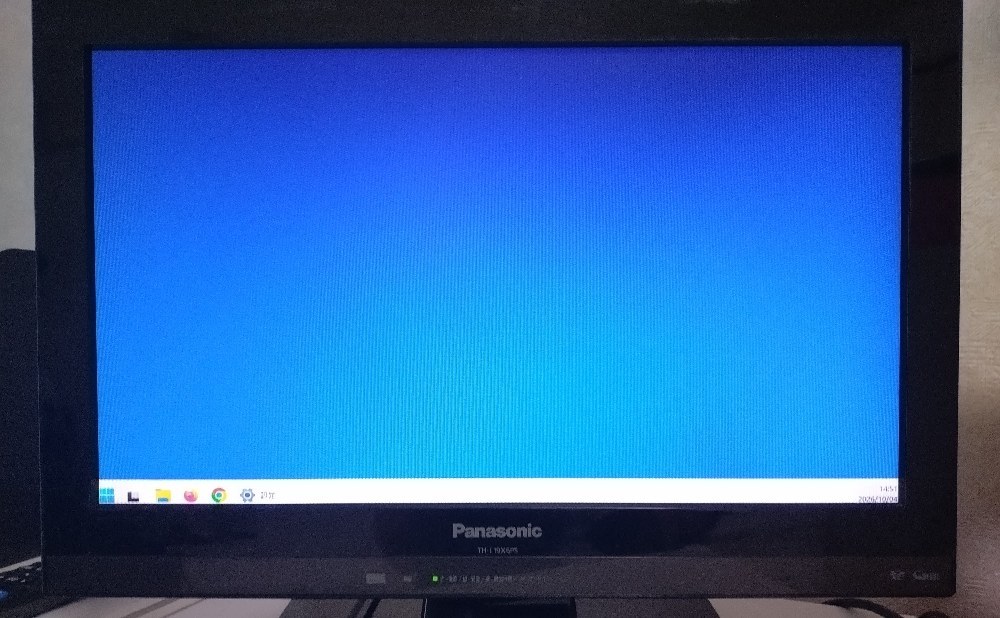 画面の端が切れていますが、テレビの設定で直すことができました