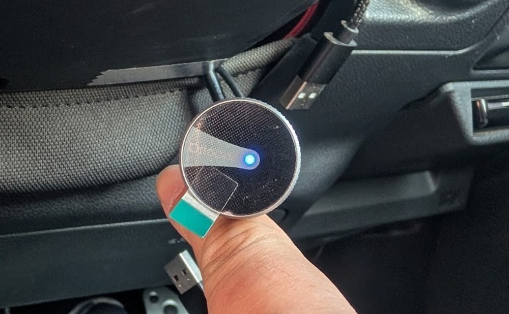 LEDがインジケーターにもなっています。