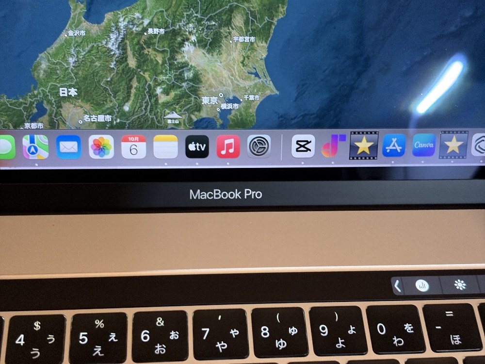 Touch Barがある。 この世代のMacBook「2020あたりまで?」はTouch Barがあるので基本的にショートカットなどは触れるだけなんで楽です。 自分の場合はアマプラやcanva、動画編集を軽くするくらいなので作業自体は余裕です。i7の16ギガメモリ 256ギガなので。 でもファンが結構回ります。 作業開始から5分くらいでさーーーーーと回り始めて動画書き出してる時はサーキュレーくら