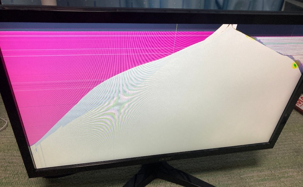 液晶が割れてしまいました...