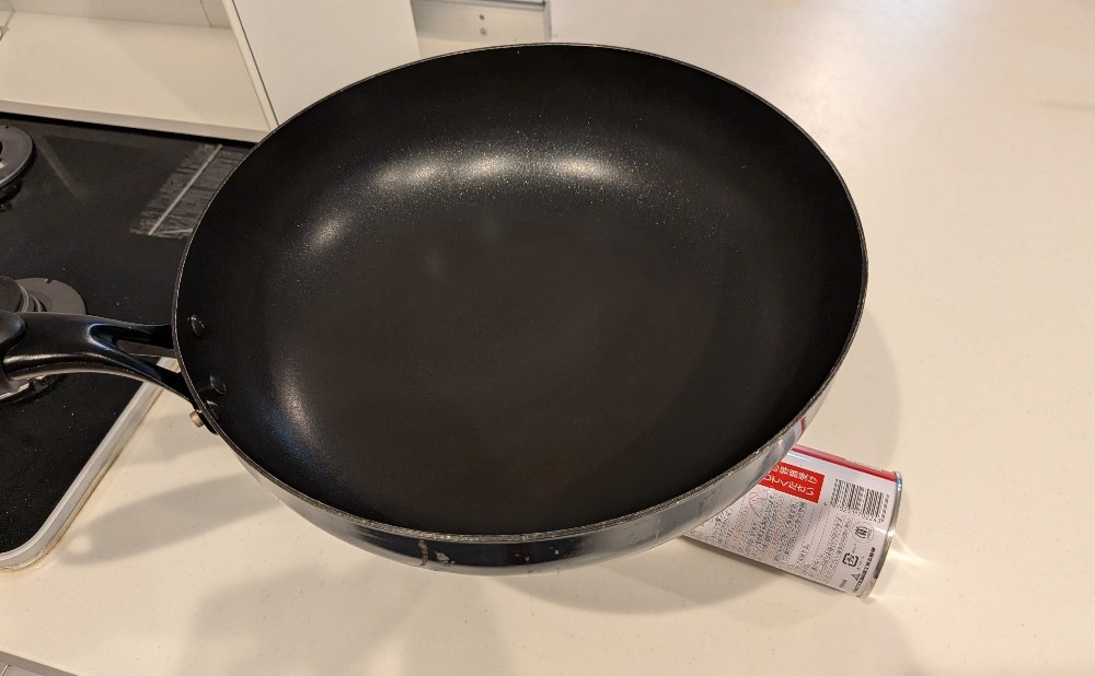 非T-falの深型フライパン（直径28cm）