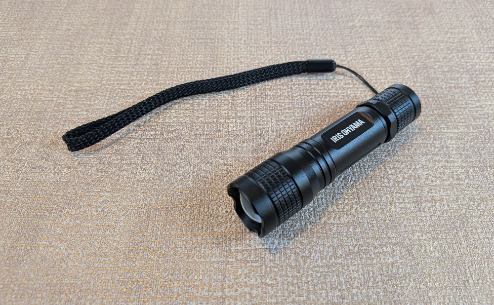 アイリスオーヤマの懐中電灯、LWK-100Z