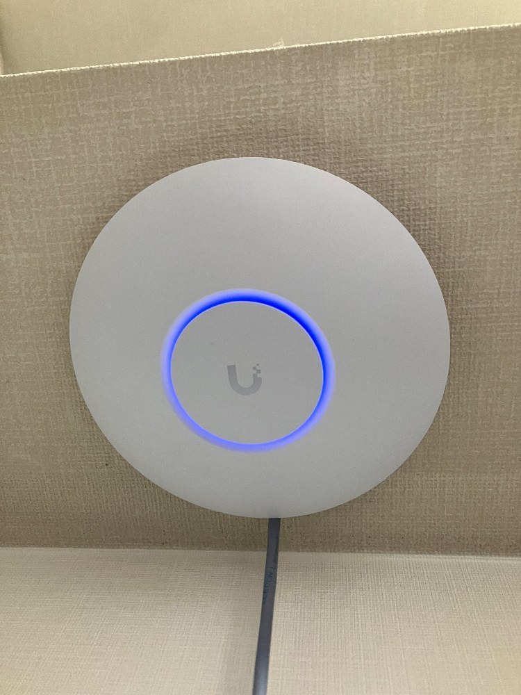 U6+アクセスポイントPoEで受電しています。
