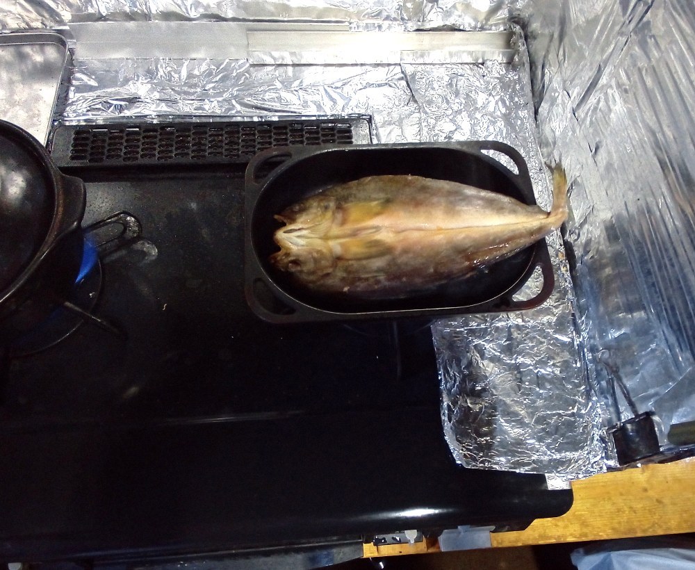 左)土鍋で炊飯中 周辺のアルミ箔は汚れ防止です