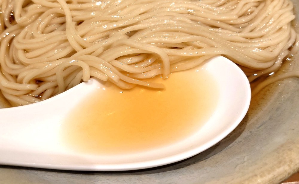 汁に浸かった麺