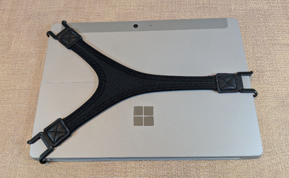 10インチのSurface Goに付けた様子