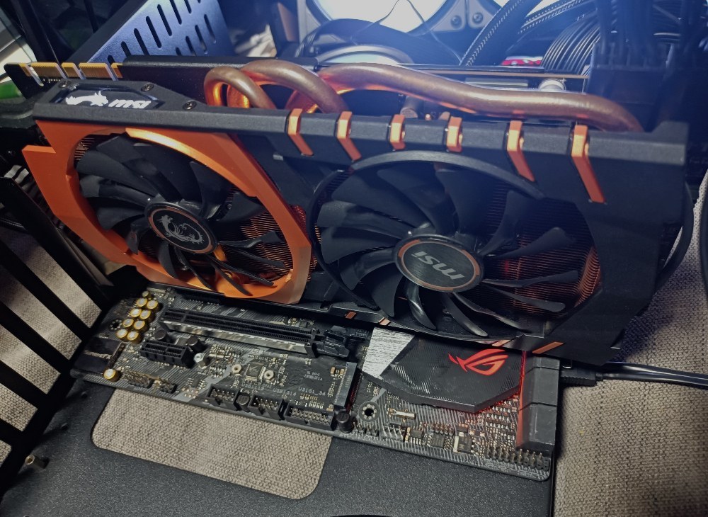 こちらもセミファンレス 上面のmsiの文字が白く光りますヒートシンクが全て銅で出来ているので全てが黄金色です