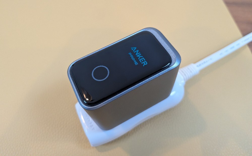 電源に繋ぐとAnkerのロゴが出る